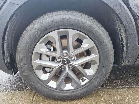 Used 2025 Kia Telluride LX image 4