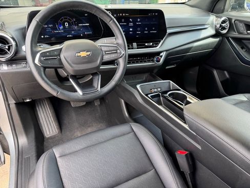 Used 2025 Chevrolet Equinox LT w/ Convenience Package II image 2