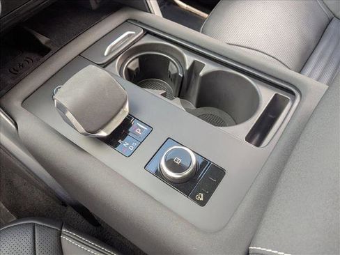 Used 2025 Land Rover Discovery Dynamic SE AWD/4WD image 15