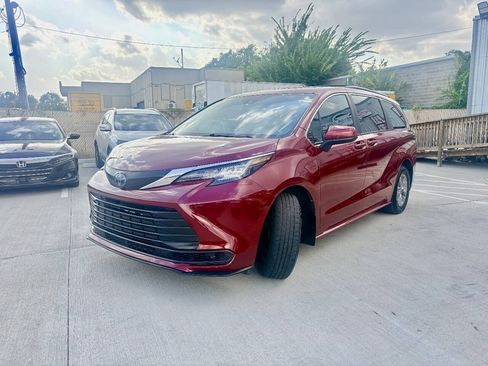 Used 2022 Toyota Sienna LE FWD image 3