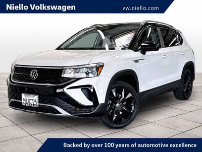 Used 2023 Volkswagen Taos SE w/ Panoramic Sunroof Package