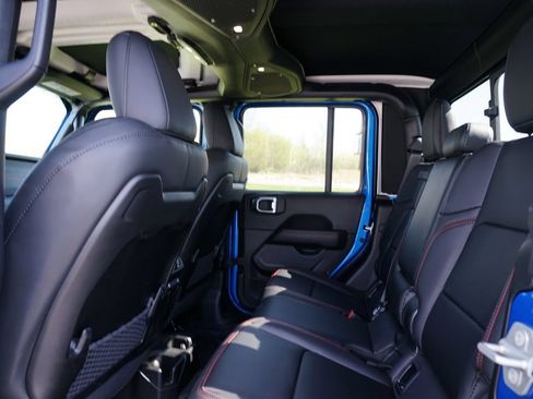 Used 2024 Jeep Gladiator Rubicon AWD/4WD image 18