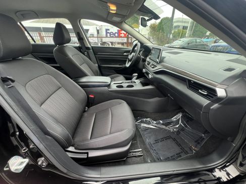 Used 2025 Nissan Altima 2.5 SV FWD image 41