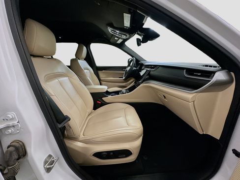 Used 2024 Jeep Grand Cherokee Limited image 33