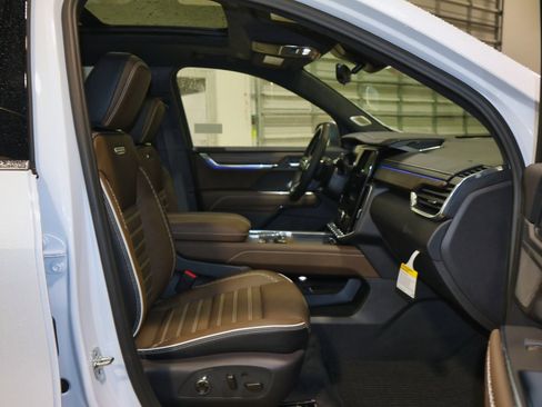 New 2026 GMC Acadia Denali Ultimate w/ LPO, Floor Liner Package image 32