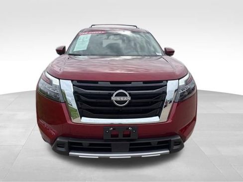 Used 2025 Nissan Pathfinder SL AWD/4WD image 3