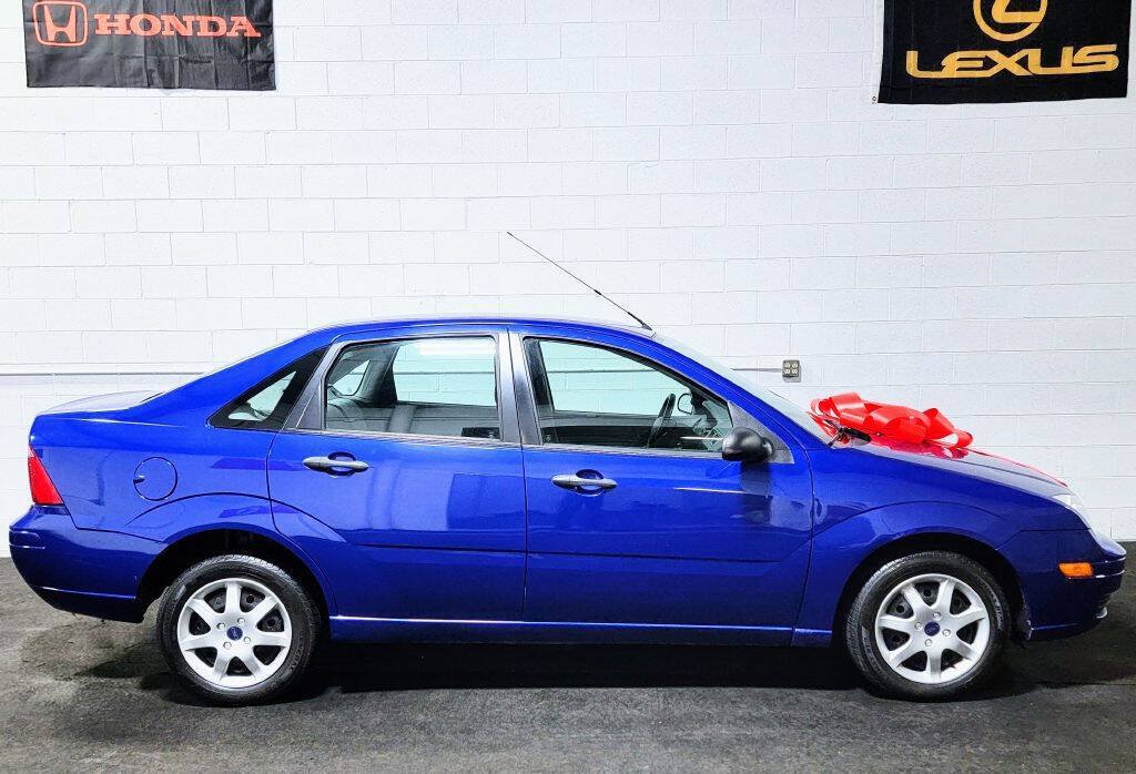 Used 2005 Ford Focus ZX4 Sedan FWD image 2