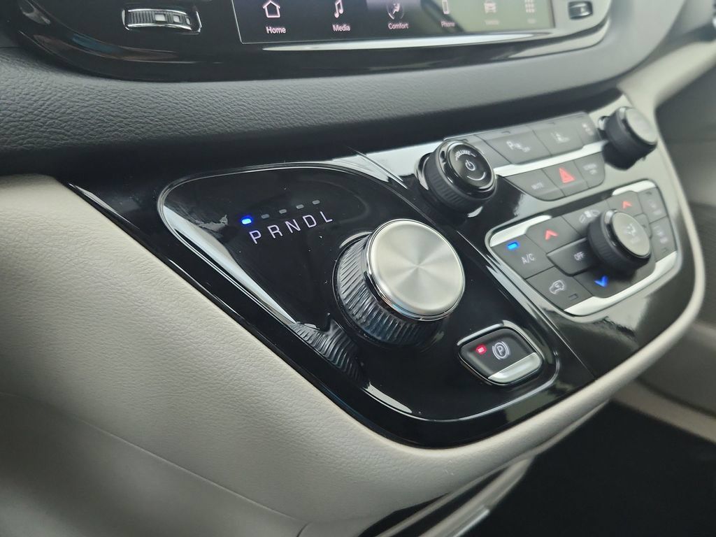 Certified 2024 Chrysler Pacifica Touring-L FWD image 31