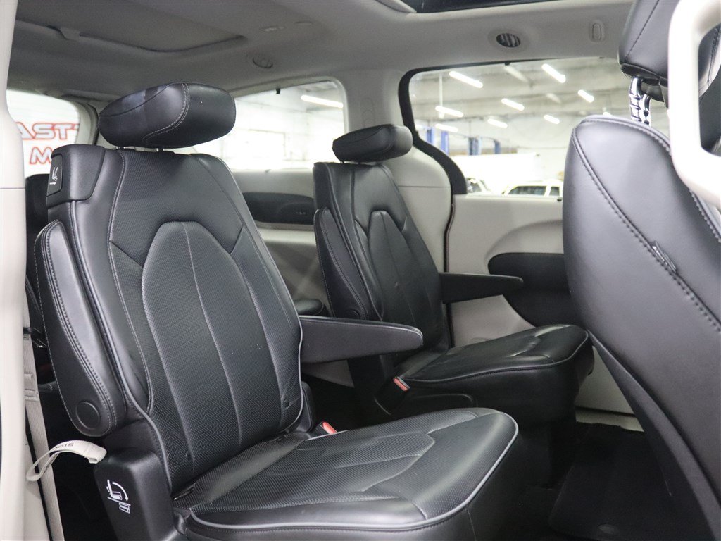 Used 2020 Chrysler Pacifica Limited FWD image 19