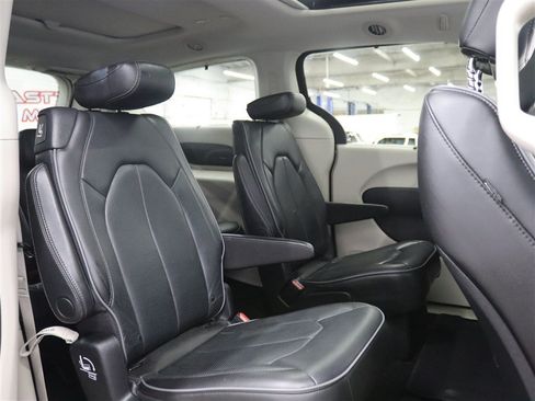 Used 2020 Chrysler Pacifica Limited FWD image 19