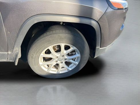 Used 2018 Jeep Cherokee Latitude Plus image 12