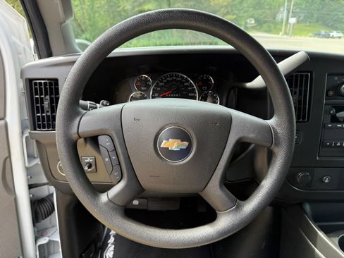 Used 2025 Chevrolet Express 3500 LT w/ LT Preferred Equipment Group RWD image 12