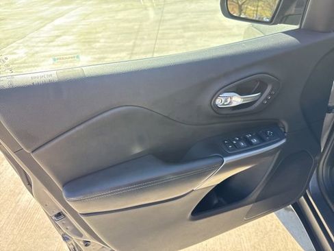 Used 2019 Jeep Cherokee Limited image 25