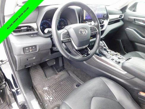 Used 2023 Toyota Highlander Limited image 15