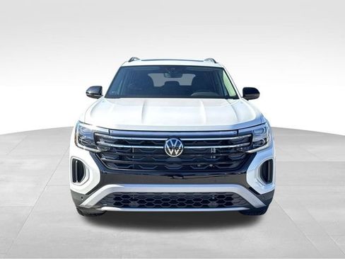 New 2026 Volkswagen Atlas Peak Edition image 8
