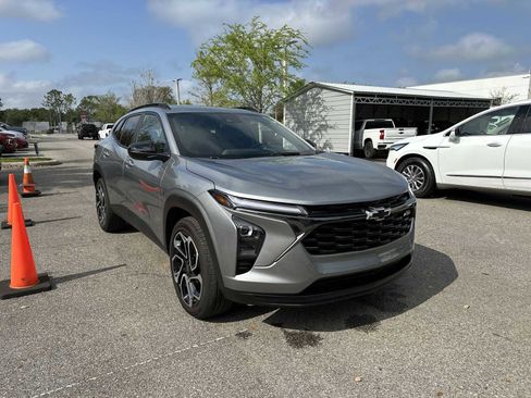 Certified 2025 Chevrolet Trax RS w/ Sunroof Package image 8