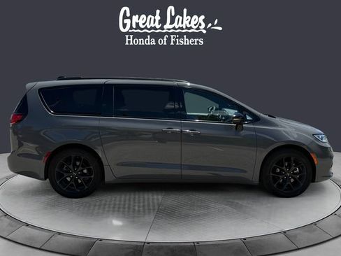Used 2025 Chrysler Pacifica Limited FWD image 6