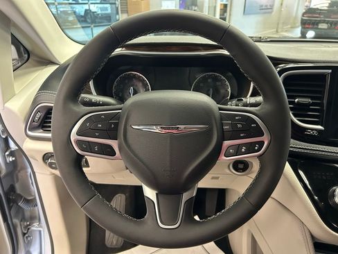 Used 2023 Chrysler Pacifica Limited image 11