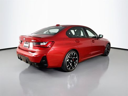 Used 2025 BMW 330i Sedan w/ M Sport Package image 7
