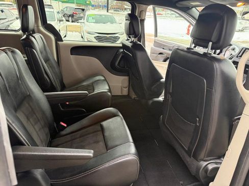 Used 2019 Dodge Grand Caravan SXT image 18