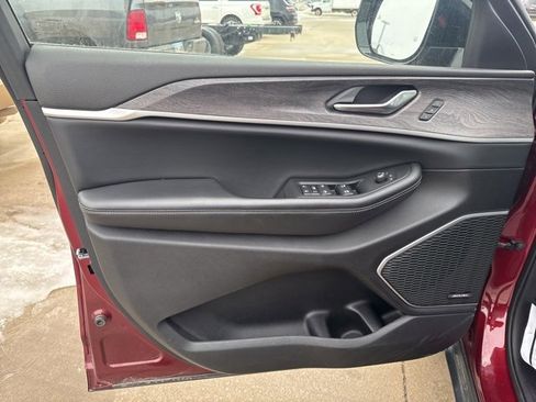 Used 2022 Jeep Grand Cherokee Limited image 8