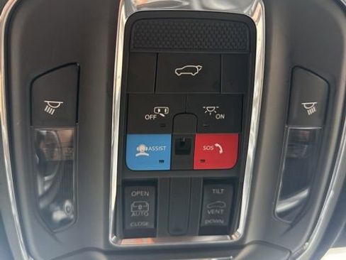 Used 2023 Jeep Grand Cherokee L Laredo image 24