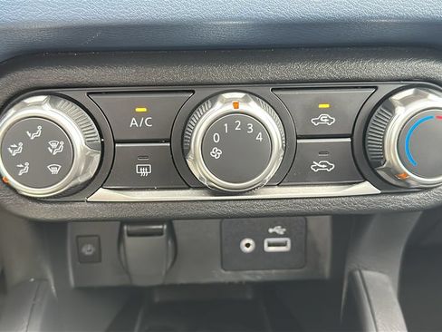 Used 2025 Nissan Versa SV FWD image 25