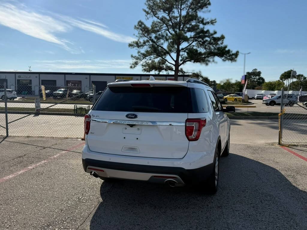 Used 2017 Ford Explorer XLT w/ Equipment Group 201A FWD image 14
