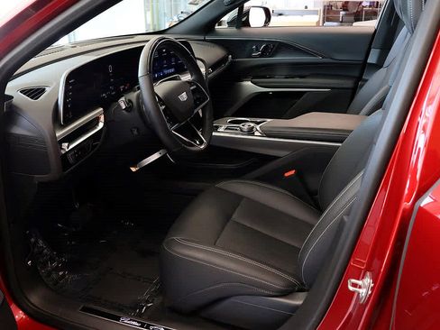 Used 2025 Cadillac Lyriq Luxury w/ LPO, Floor Liner Package AWD/4WD image 8