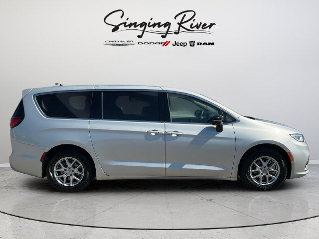 Used 2024 Chrysler Pacifica Touring-L FWD image 8