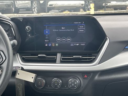 Used 2025 Chevrolet Trax LS w/ LS Convenience Package FWD image 33