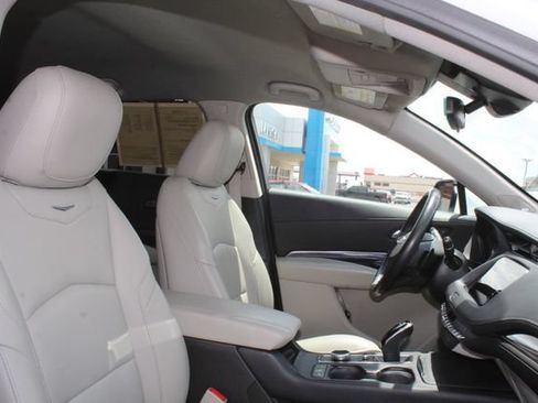Used 2021 Cadillac XT4 Luxury w/ Cold Weather Package FWD image 13