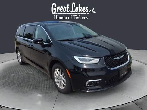 Used 2024 Chrysler Pacifica Touring-L FWD image 7