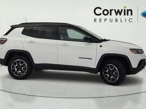 Used 2025 Jeep Compass Trailhawk AWD/4WD image 7