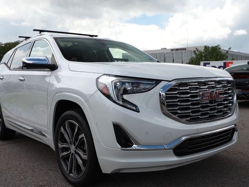 Used 2020 GMC Terrain Denali w/ Denali Premium Package AWD/4WD image 7