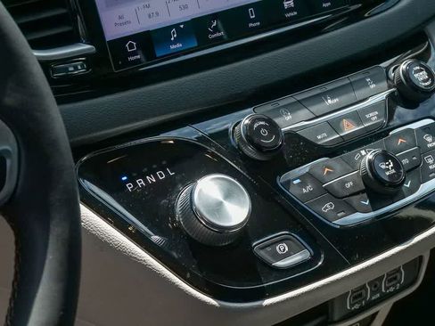 Used 2022 Chrysler Pacifica Touring-L FWD image 13