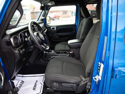 Used 2022 Jeep Gladiator Sport image 2
