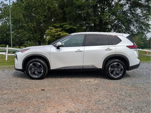 Used 2024 Nissan Rogue SV FWD image 9