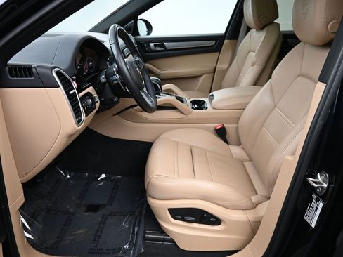 Used 2023 Porsche Cayenne Platinum Edition image 7