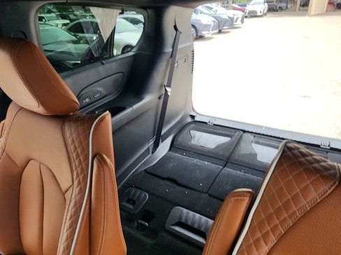 Used 2024 Chrysler Pacifica Pinnacle w/ Trailer Tow Group FWD image 20