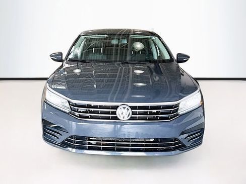 Used 2017 Volkswagen Passat 1.8T R-Line w/ R-Line Lighting Package FWD image 4