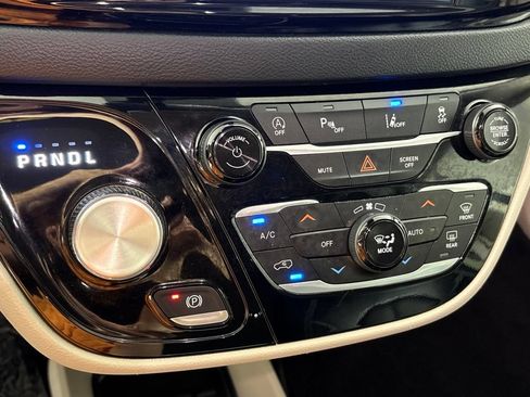 Used 2023 Chrysler Pacifica Touring-L FWD image 32