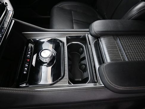 Used 2024 Jeep Wagoneer L Series II w/ Flexible Seating Group RWD image 20