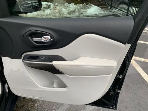 Used 2020 Jeep Cherokee Latitude Plus image 13