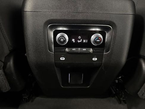 Used 2024 GMC Yukon XL SLE image 30