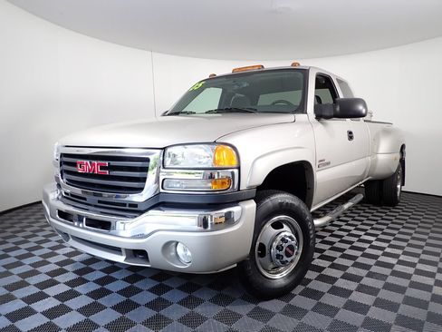 Used 2005 GMC Sierra 3500 SLE w/ Heavy-Duty Power Package AWD/4WD image 2