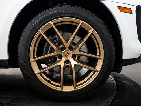 Certified 2025 Porsche Macan AWD/4WD image 11