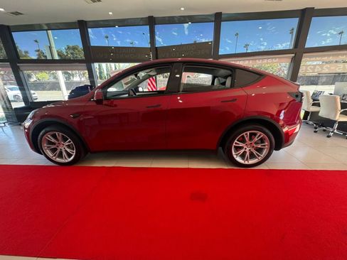 Used 2024 Tesla Model Y Long Range AWD/4WD image 10