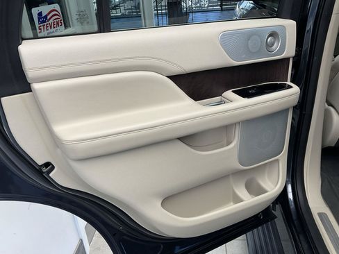 Used 2021 Lincoln Navigator Reserve w/ Luxury Package AWD/4WD image 11