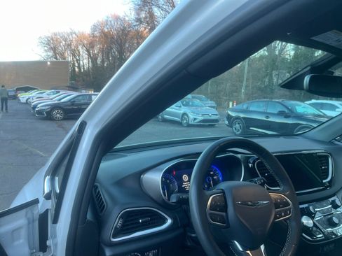 Used 2025 Chrysler Pacifica Select image 35
